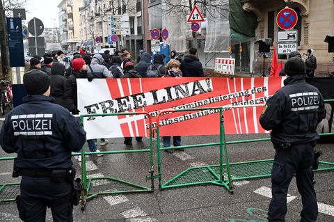 Eine Demonstration zur Unterstützung von Lina E. vor dem Bundesgerichtshof (Archivfoto)