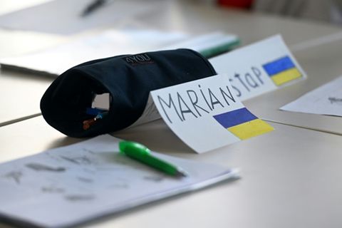 Namensschilder ukrainischer Schüler in Klasse in Köln