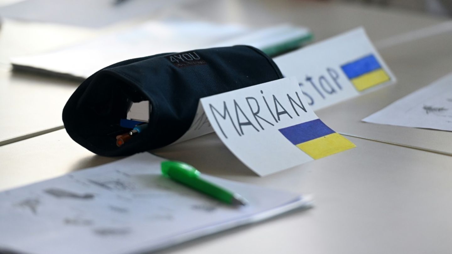 Namensschilder ukrainischer Schüler in Klasse in Köln