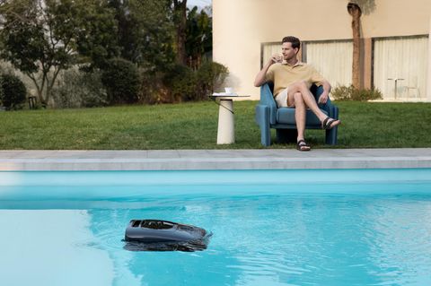 Mit smarten Poolrobotern wie dem Beatbot AquaSense 2 Ultra reinigt sich der Pool fast von allein.