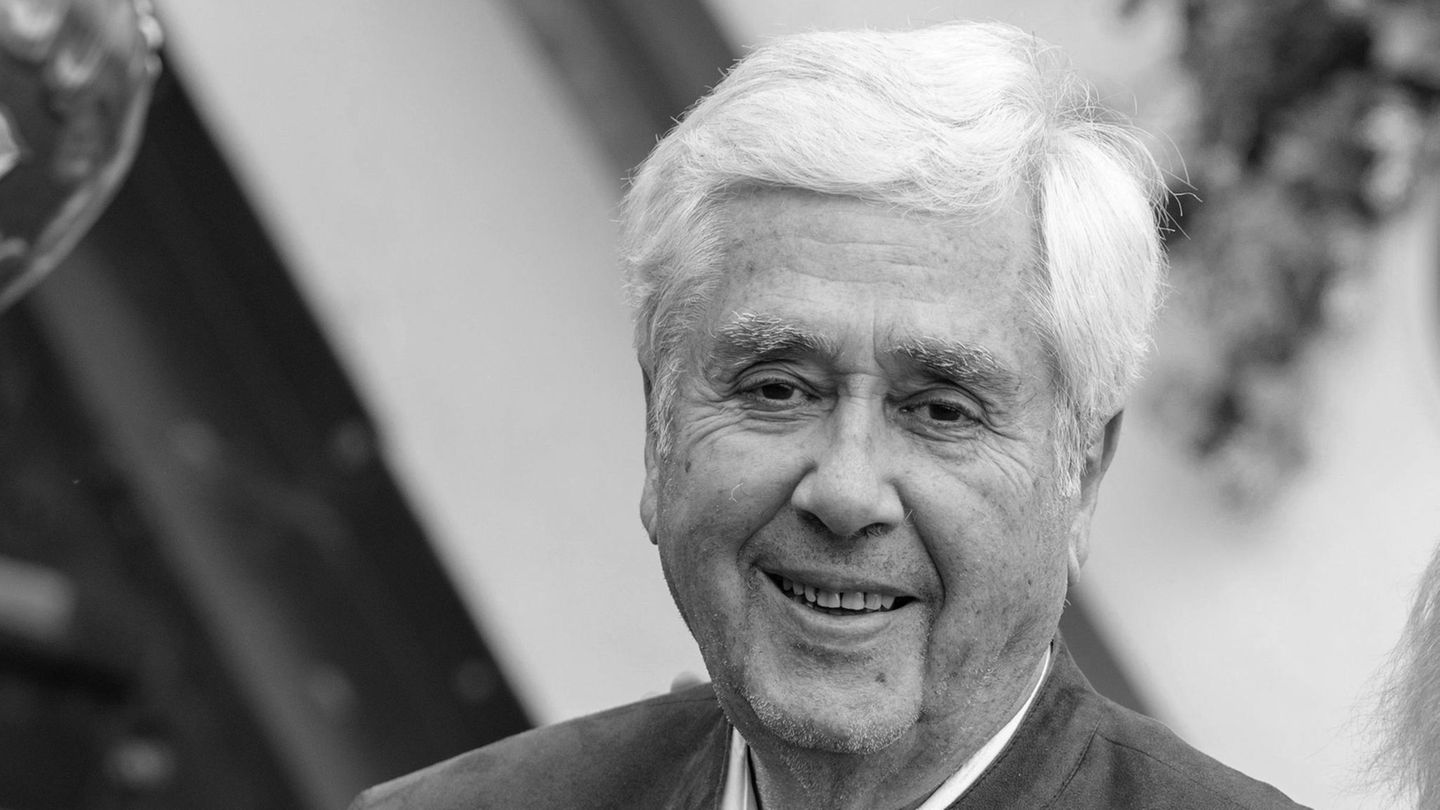 Fritz Scherer Fritz Scherer starb rund einen Monat nach seinem 85. Geburtstag, den er am 16. Februar feierte. Der gebürtige Augsburger war mehr als drei Jahrzehnte lang in diversen Funktionen an der Spitze des FC Bayern aktiv, so zum Beispiel als Schatzmeister, Präsident und Vizepräsident. Außerdem gehört er viele Jahre dem Aufsichtsrat an