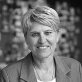 Die 144-malige Fußball-Nationalspielerin starb am 15. März im Alter von 56 Jahren nach schwerer Krankheit. Zwischen 1986 und 2001 trug sie 144 Mal das Trikot der deutschen Nationalmannschaft, 1989 gewann sie mit der DFB-Auswahl bei der Heim-EM den ersten internationalen Titel für die deutschen Fußballerinnen. Insgesamt viermal wurde sie Europameisterin, bei den Olympischen Spielen 2000 in Sydney gewann sie die Bronzemedaille