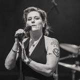 Die Sängerin der Band Rosenstolz, die mit bürgerlichem Namen Andrea Neuenhofen heißt, wurde am 16. März tot in ihrer Berliner Wohnung aufgefunden. Anna R. wurde 1969 in Ost-Berlin geboren. Rosenstolz war eines der in Deutschland erfolgreichsten Pop-Duos der vergangenen Jahrzehnte. Zu den Hits zählen "Liebe ist alles", "Gib mir Sonne", "Kuss der Diebe", "Ich geh auf Glas", "Herzensschöner" und "Die Schlampen sind müde". Sie wurde 55 Jahre alt