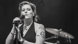 Die Sängerin der Band Rosenstolz, die mit bürgerlichem Namen Andrea Neuenhofen heißt, wurde am 16. März tot in ihrer Berliner Wohnung aufgefunden. Anna R. wurde 1969 in Ost-Berlin geboren. Rosenstolz war eines der in Deutschland erfolgreichsten Pop-Duos der vergangenen Jahrzehnte. Zu den Hits zählen "Liebe ist alles", "Gib mir Sonne", "Kuss der Diebe", "Ich geh auf Glas", "Herzensschöner" und "Die Schlampen sind müde". Sie wurde 55 Jahre alt