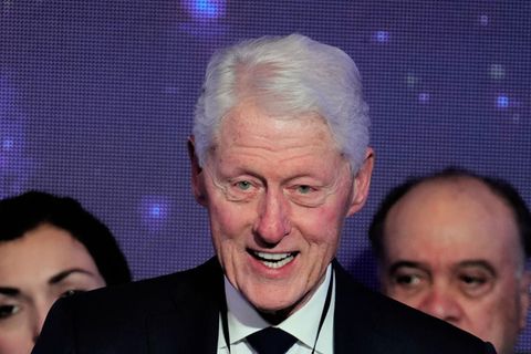 Bill Clinton steht lächelnd an einem Rednerpult in Berlin