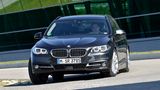 Der BMW 550i wird von einem 4,4 Liter großen V8-Doppelturbo mit zunächst 300 kW/408 PS und später 331 kW/450 PS angetrieben, der ihn spielend auf bis zu 250 km/h beschleunigt. Die Preise für ein guterhaltenes Gebrauchtmodell mit solider Servicehistorie starten aus den Baujahren 2013/2014 schon bei unter 20.000 Euro. Wer noch mehr Platz benötigt, entscheidet sich für den Kombi oder gar den 550i Gran Turismo mit dem Luxusniveau des größeren 7ers im Fond
