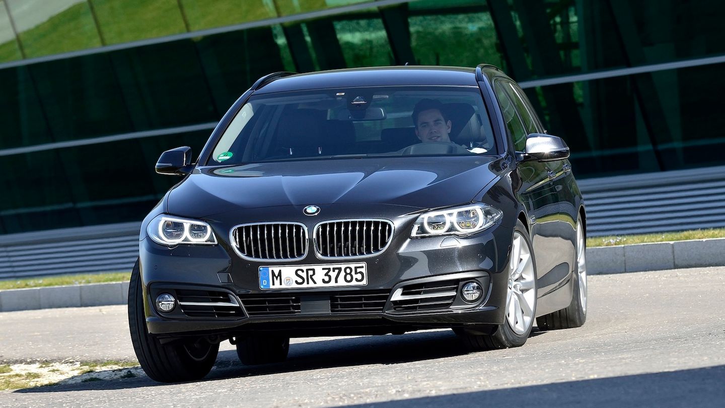 Ratgeber: Der BMW 550i wird von einem 4,4 Liter großen V8-Doppelturbo mit zunächst 300 kW/408 PS und später 331 kW/450 PS angetrieben, der ihn spielend auf bis zu 250 km/h beschleunigt. Die Preise für ein guterhaltenes Gebrauchtmodell mit solider Servicehistorie starten aus den Baujahren 2013/2014 schon bei unter 20.000 Euro. Wer noch mehr Platz benötigt, entscheidet sich für den Kombi oder gar den 550i Gran Turismo mit dem Luxusniveau des größeren 7ers im Fond Der BMW 550i wird von einem 4,4 Liter großen V8-Doppelturbo mit zunächst 300 kW/408 PS und später 331 kW/450 PS angetrieben, der ihn spielend auf bis zu 250 km/h beschleunigt. Die Preise für ein guterhaltenes Gebrauchtmodell mit solider Servicehistorie starten aus den Baujahren 2013/2014 schon bei unter 20.000 Euro. Wer noch mehr Platz benötigt, entscheidet sich für den Kombi oder gar den 550i Gran Turismo mit dem Luxusniveau des größeren 7ers im Fond