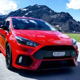 Es muss nicht immer die Nobelliga sein, um auf der linken Autobahnspur seine helle Freude zu haben. Bestes Beispiel ist der Ford Focus RS. Von der aktuellen Generation, die in diesem Jahr ausläuft, gibt es nur die zahmere ST-Variante, doch 2017/2018 war das 257 kW/349 PS starke Kompaktmodell eine echte Waffe, die einen VW Golf GTI und manch Sportwagen problemlos vernaschte