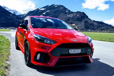 Es muss nicht immer die Nobelliga sein, um auf der linken Autobahnspur seine helle Freude zu haben. Bestes Beispiel ist der Ford Focus RS. Von der aktuellen Generation, die in diesem Jahr ausläuft, gibt es nur die zahmere ST-Variante, doch 2017/2018 war das 257 kW/349 PS starke Kompaktmodell eine echte Waffe, die einen VW Golf GTI und manch Sportwagen problemlos vernaschte