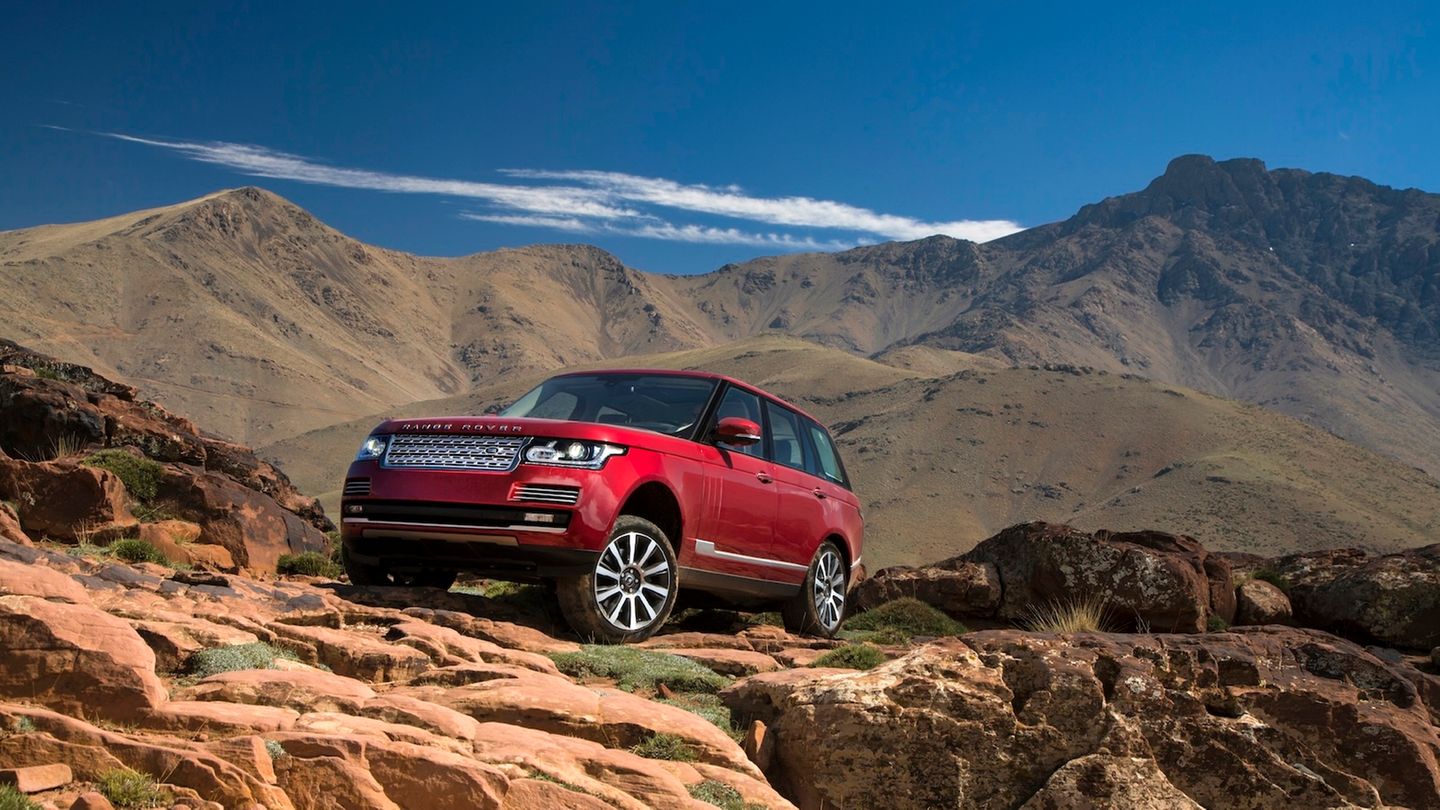 Ratgeber: Wer hat nicht schon einmal davon geträumt, im Alltag einen Range Rover zu bewegen? Der Nobelgeländewagen bietet ähnlichen Luxus wie eine Mercedes S-Klasse oder ein 7er BMW und kann dann noch ins harte Gelände abtauchen, ohne ins Schwitzen zu kommen. Die Neupreise der bisweilen über 500 PS starken Luxusmodelle aus Großbritannien liegen längst weit über 150.000 Euro; viele knacken problemlos die 200.000-Euro-Marke. Die Komfortdetails der Innenausstattung kennen kaum Grenzen Wer hat nicht schon einmal davon geträumt, im Alltag einen Range Rover zu bewegen? Der Nobelgeländewagen bietet ähnlichen Luxus wie eine Mercedes S-Klasse oder ein 7er BMW und kann dann noch ins harte Gelände abtauchen, ohne ins Schwitzen zu kommen. Die Neupreise der bisweilen über 500 PS starken Luxusmodelle aus Großbritannien liegen längst weit über 150.000 Euro; viele knacken problemlos die 200.000-Euro-Marke. Die Komfortdetails der Innenausstattung kennen kaum Grenzen