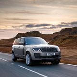 Doch es geht auch deutlich günstiger, denn der Range Rover ist gerade in seinen Topversionen Vogue oder Autobiography in aller Welt unglaublich beliebt. Egal, ob Sechs- oder Achtzylinderdiesel mit 258/340 PS oder die leistungsstarken V8-Kompressorversionen mit bis zu 510 PS, die Modelle der Vorgängergeneration starten rund zehn Jahre alt mit unter 200.000 Kilometern für rund 25.000 Euro. Ein wachsames Auge sollte der Interessent jedoch auf die Servicehistorie haben, denn in Sachen Elektronik, Luftfederung oder Antrieb kann es bei einer Wartung jenseits der 150.000 Kilometer schnell richtig teuer werden