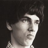 Portrait des jungen Hugo Egon Balder, er hat kurze dunkle Haare