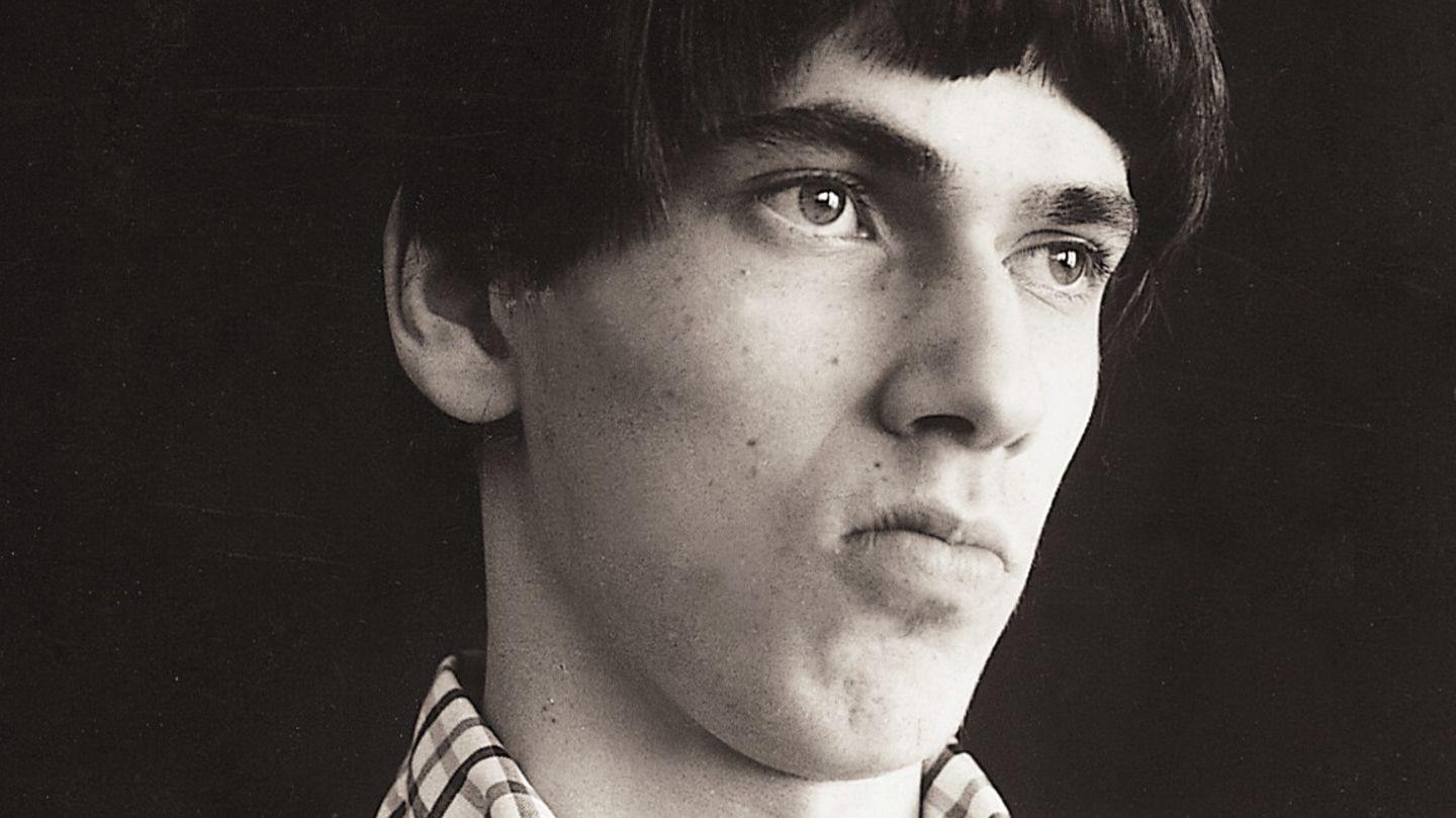 Portrait des jungen Hugo Egon Balder, er hat kurze dunkle Haare