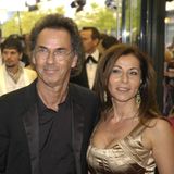 Hugo Egon Balder im schwarzen Anzug und Ehefrau Maral in einem goldenen Kleid