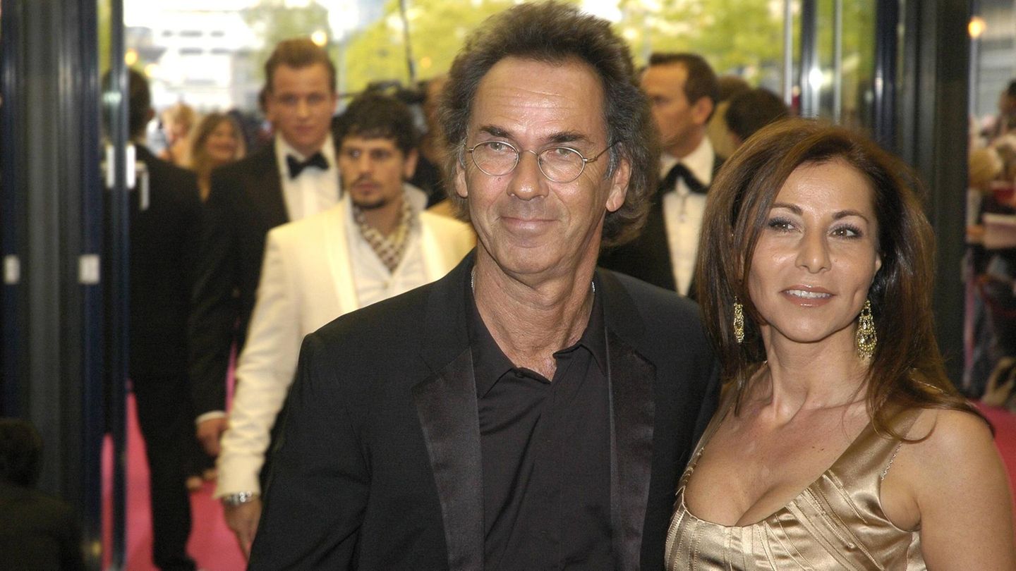 Hugo Egon Balder im schwarzen Anzug und Ehefrau Maral in einem goldenen Kleid