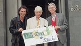 Hugo Egon Balder und Rudi Carrell halten ein Schild der "Kölner Comedy Schule" hoch
