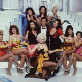 Hugo Egon Balder inmitten der Frauen von "Tutti Frutti", die als knapp bekleidete Früchte auftreten