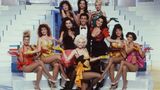 Hugo Egon Balder inmitten der Frauen von "Tutti Frutti", die als knapp bekleidete Früchte auftreten