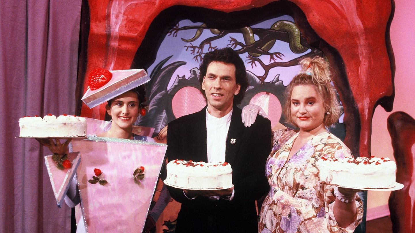 Hugo Egon Balder als Moderator von "Alles nichts oder" mit Hella von Sinnen, die eine Tote hochhält