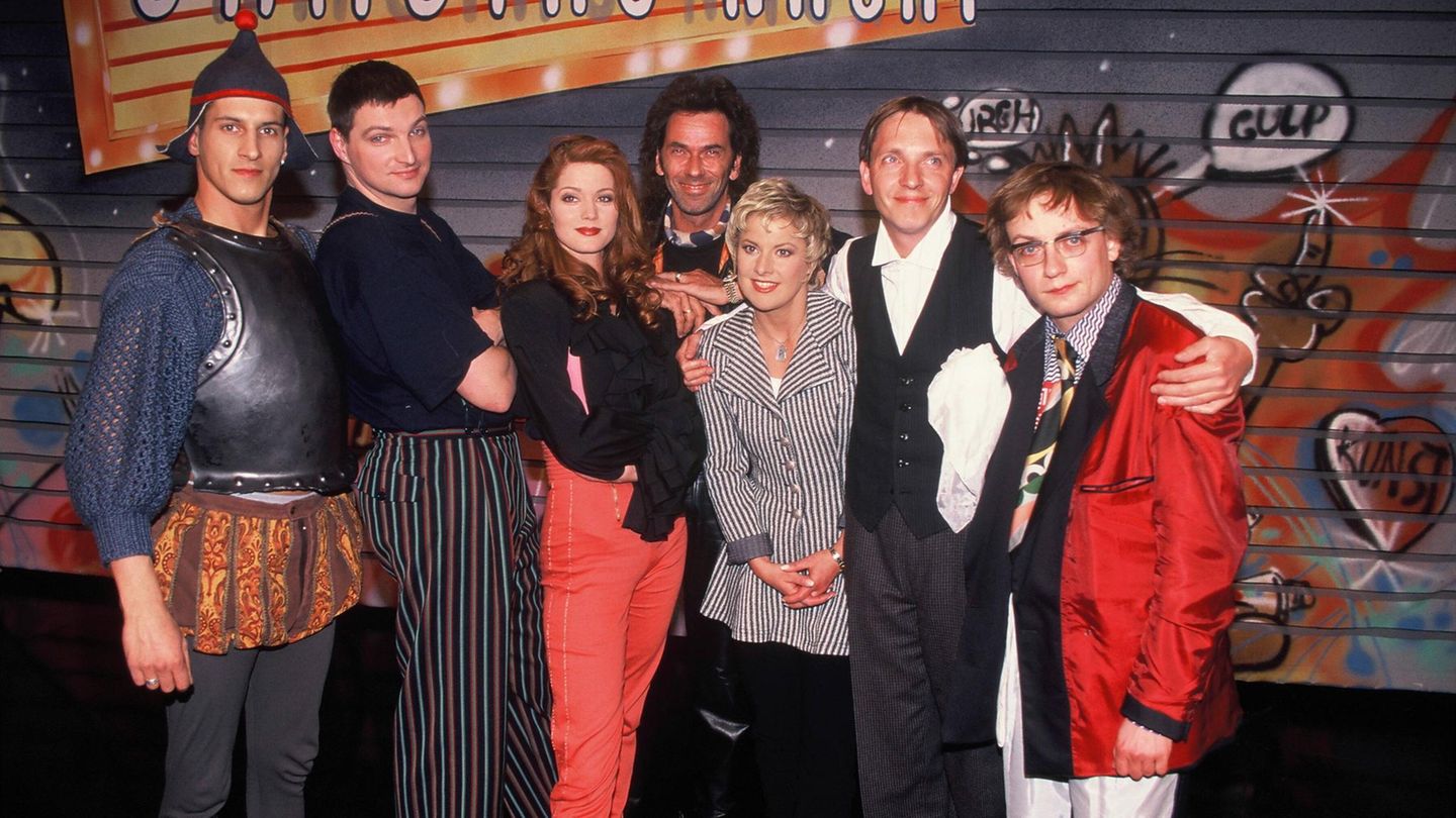 Hugo Egon Balder mit dem sechsköpfigen Team von "RTL Samstag Nacht"