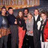Hugo Egon Balder mit dem sechsköpfigen Team von "RTL Samstag Nacht"