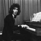 Hugo Egon Balder mit langen Haaren 1974 am Klavier