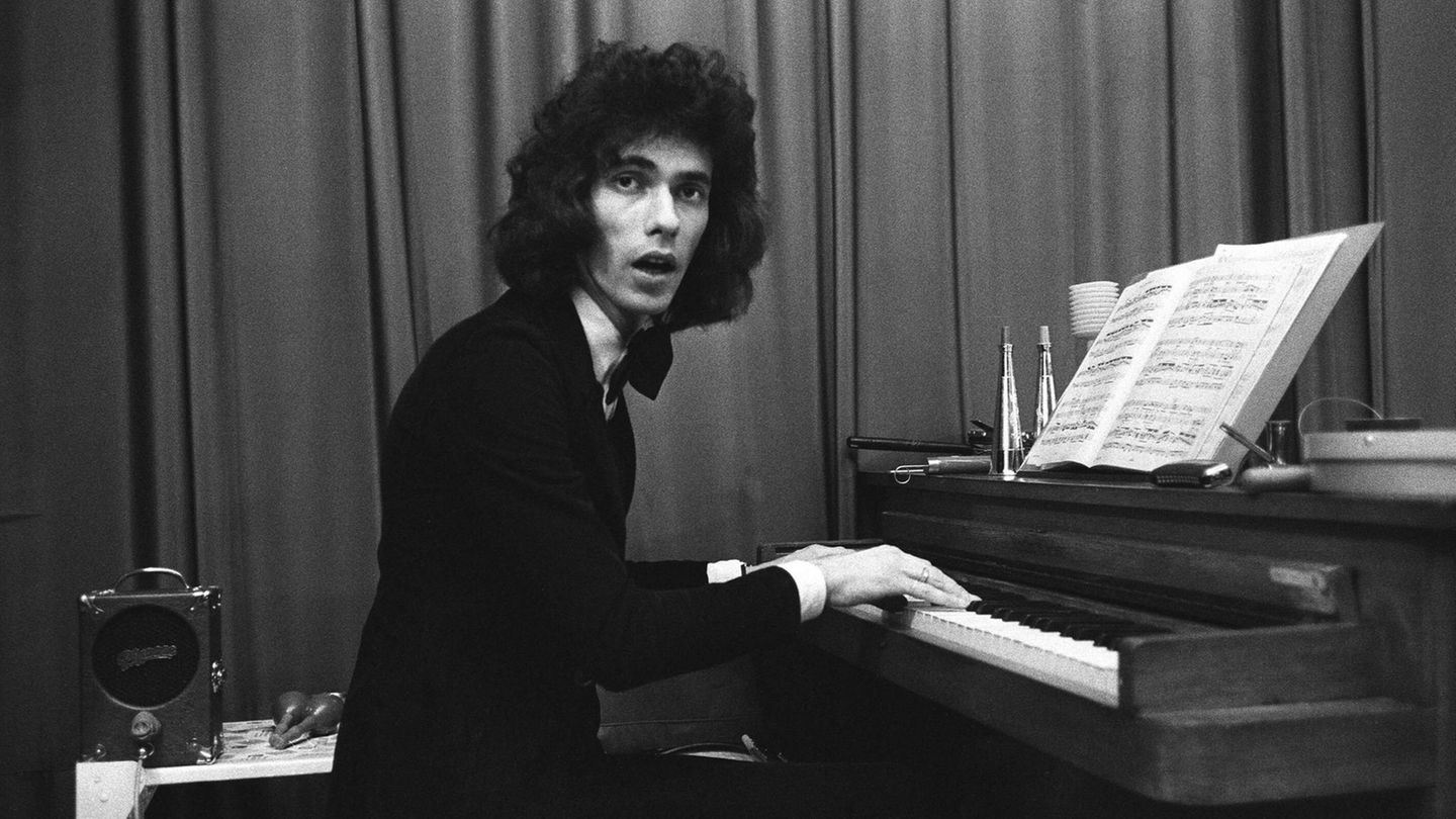 Hugo Egon Balder mit langen Haaren 1974 am Klavier