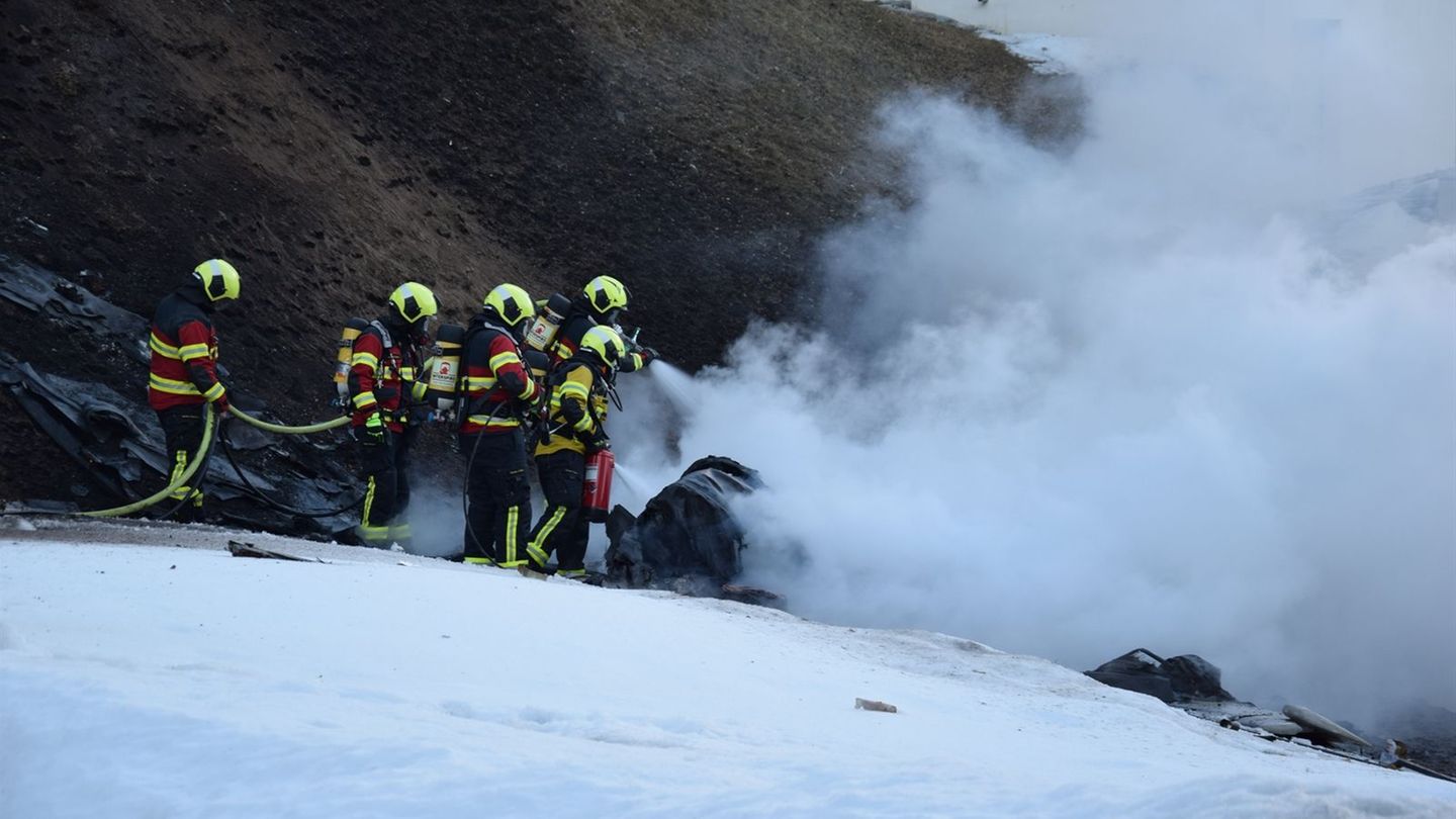 Helfer in der Schweiz im Einsatz nach einem Flugzeugabsturz nahe der Gemeinde Davos