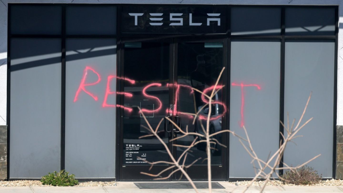 Die beschmierte Tesla-Werkstatt in Las Vegas
