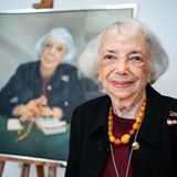 Friedländer vor dem Ehrenbürgerporträt im Berliner Abgeordnetenhaus. Sie war 21 Jahre alt, als ihre Mutter und der Bruder von der Gestapo im Januar 1943 verhaftet wurden. Bis ins Frühjahr 1944 gelang es ihr, sich vor den Schergen des NS-Regimes zu verstecken, dann wurde sie von jüdischen "Greifern" entdeckt und nach Theresienstadt deportiert         