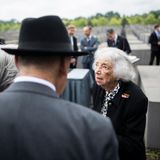 Margot Friedländer wurde am 5. November 1921 in Berlin geboren. Unmittelbar vor der geplanten Flucht nach Oberschlesien wurde Margots Bruder Ralph 1943 von der Gestapo verhaftet. Die Mutter stellte sich, um ihren Sohn nicht allein zu lassen. Beide wurden später im Vernichtungslager Auschwitz ermordet. Margot blieb zurück mit einem Satz ihrer Mutter, der später Titel ihrer Memoiren wurde: "Versuche, dein Leben zu machen"