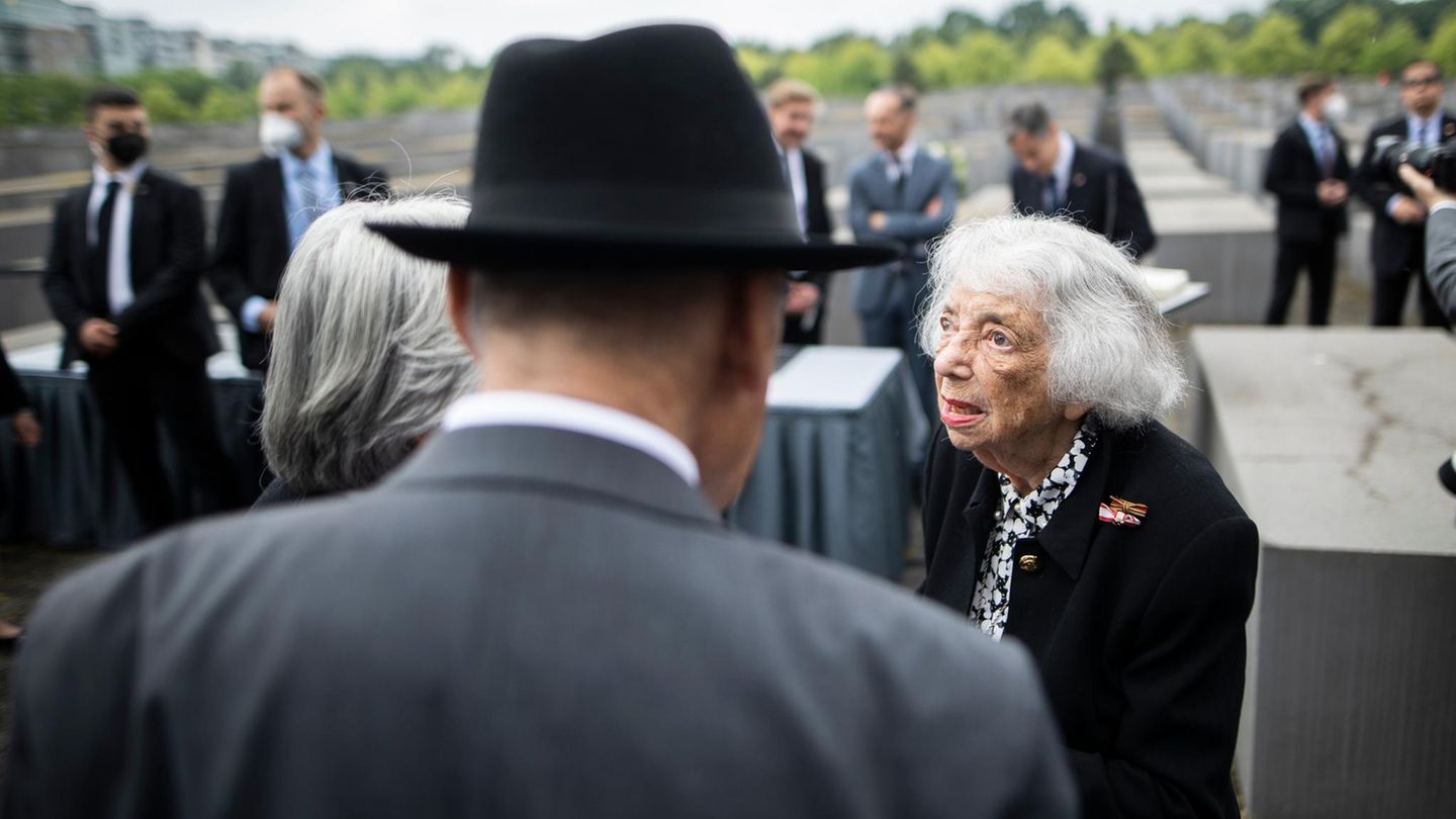 Holocaust-Überlebende: Margot Friedländer wurde am 5. November 1921 in Berlin geboren. Unmittelbar vor der geplanten Flucht nach Oberschlesien wurde Margots Bruder Ralph 1943 von der Gestapo verhaftet. Die Mutter stellte sich, um ihren Sohn nicht allein zu lassen. Beide wurden später im Vernichtungslager Auschwitz ermordet. Margot blieb zurück mit einem Satz ihrer Mutter, der später Titel ihrer Memoiren wurde: "Versuche, dein Leben zu machen" Margot Friedländer wurde am 5. November 1921 in Berlin geboren. Unmittelbar vor der geplanten Flucht nach Oberschlesien wurde Margots Bruder Ralph 1943 von der Gestapo verhaftet. Die Mutter stellte sich, um ihren Sohn nicht allein zu lassen. Beide wurden später im Vernichtungslager Auschwitz ermordet. Margot blieb zurück mit einem Satz ihrer Mutter, der später Titel ihrer Memoiren wurde: "Versuche, dein Leben zu machen"