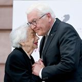 Bundespräsident Frank-Walter Steinmeier traf Friedländer oft, hier bei der Verleihung des Walther-Rathenau-Preises 2022. Am Freitag hätte Friedländer eigentlich bei einem öffentlichen Termin das Große Verdienstkreuz des Verdienstordens der Bundesrepublik Deutschland bekommen sollen. Der Termin wurde jedoch abgesagt. Auch an der Gedenkstunde zum 80. Jahrestag des Kriegsendes am Donnerstag nahm Friedländer nicht mehr teil