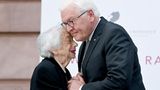 Bundespräsident Frank-Walter Steinmeier traf Friedländer oft, hier bei der Verleihung des Walther-Rathenau-Preises 2022. Am Freitag hätte Friedländer eigentlich bei einem öffentlichen Termin das Große Verdienstkreuz des Verdienstordens der Bundesrepublik Deutschland bekommen sollen. Der Termin wurde jedoch abgesagt. Auch an der Gedenkstunde zum 80. Jahrestag des Kriegsendes am Donnerstag nahm Friedländer nicht mehr teil