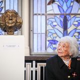 Für ihre unermüdliche Aufklärungsarbeit als Zeitzeugin des Holocausts wurde Friedländer das Bundesverdienstkreuzes 1. Klasse verliehen. Aus diesem Anlass wurde im Roten Rathaus eine Büste mit ihrem Porträt