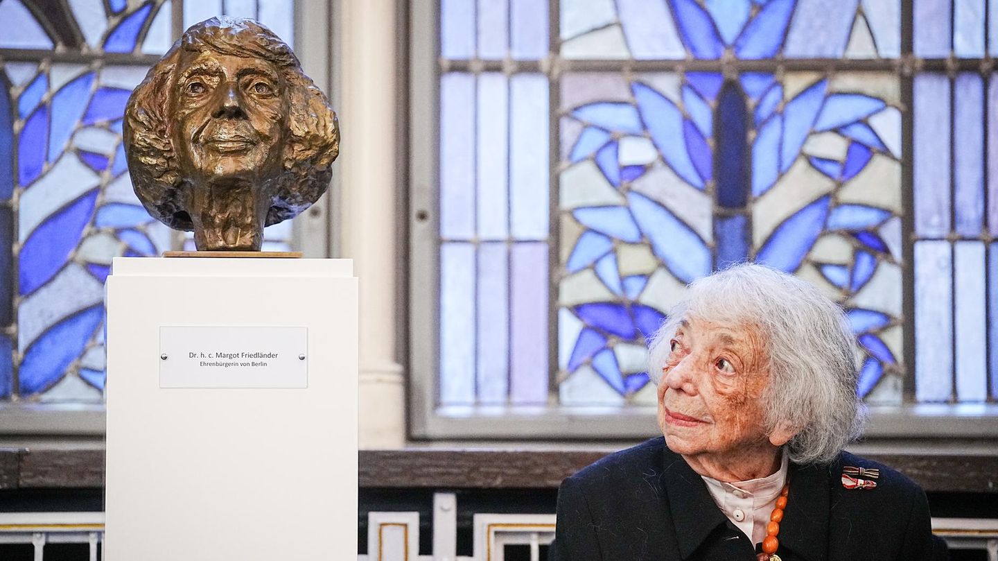 Für ihre unermüdliche Aufklärungsarbeit als Zeitzeugin des Holocausts wurde Friedländer das Bundesverdienstkreuzes 1. Klasse verliehen. Aus diesem Anlass wurde im Roten Rathaus eine Büste mit ihrem Porträt