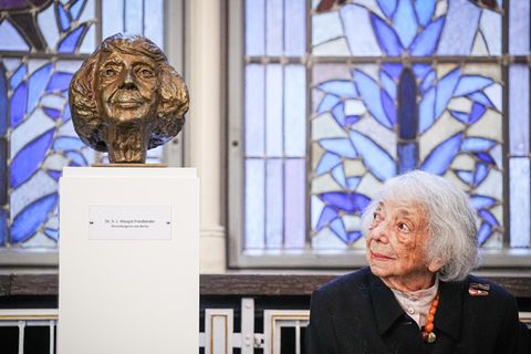 Für ihre unermüdliche Aufklärungsarbeit als Zeitzeugin des Holocausts wurde Friedländer das Bundesverdienstkreuzes 1. Klasse verliehen. Aus diesem Anlass wurde im Roten Rathaus eine Büste mit ihrem Porträt
