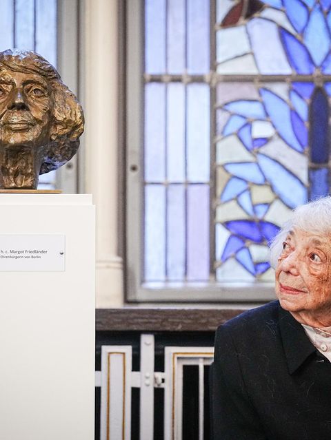 Für ihre unermüdliche Aufklärungsarbeit als Zeitzeugin des Holocausts wurde Friedländer das Bundesverdienstkreuzes 1. Klasse verliehen. Aus diesem Anlass wurde im Roten Rathaus eine Büste mit ihrem Porträt