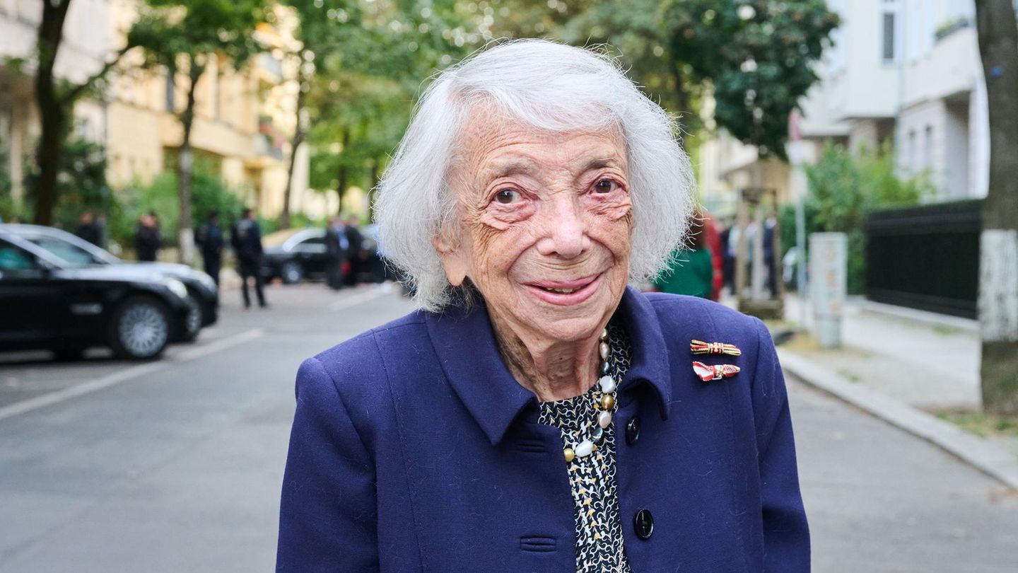 Margot Friedländer engagierte sich später, um über vor allem Kinder und Jugendliche über die Gräuel des Holocausts aufzuklären. Hier besucht sie im September 2024 die Feierlichkeiten rund um die Stolpersteinverlegung von Angehörigen des israelischen Botschafters