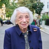 Margot Friedländer engagierte sich später, um über vor allem Kinder und Jugendliche über die Gräuel des Holocausts aufzuklären. Hier besucht sie im September 2024 die Feierlichkeiten rund um die Stolpersteinverlegung von Angehörigen des israelischen Botschafters