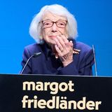 Friedländer und ihre Stiftung haben ebenfalls einen Preis ausgelobt. Er zeichnet Menschen aus, die sich aktiv für Toleranz, Menschlichkeit und gegen Antisemitismus oder Demokratiefeindlichkeit einsetzen