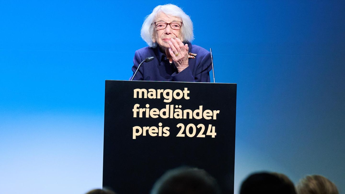 Friedländer und ihre Stiftung haben ebenfalls einen Preis ausgelobt. Er zeichnet Menschen aus, die sich aktiv für Toleranz, Menschlichkeit und gegen Antisemitismus oder Demokratiefeindlichkeit einsetzen