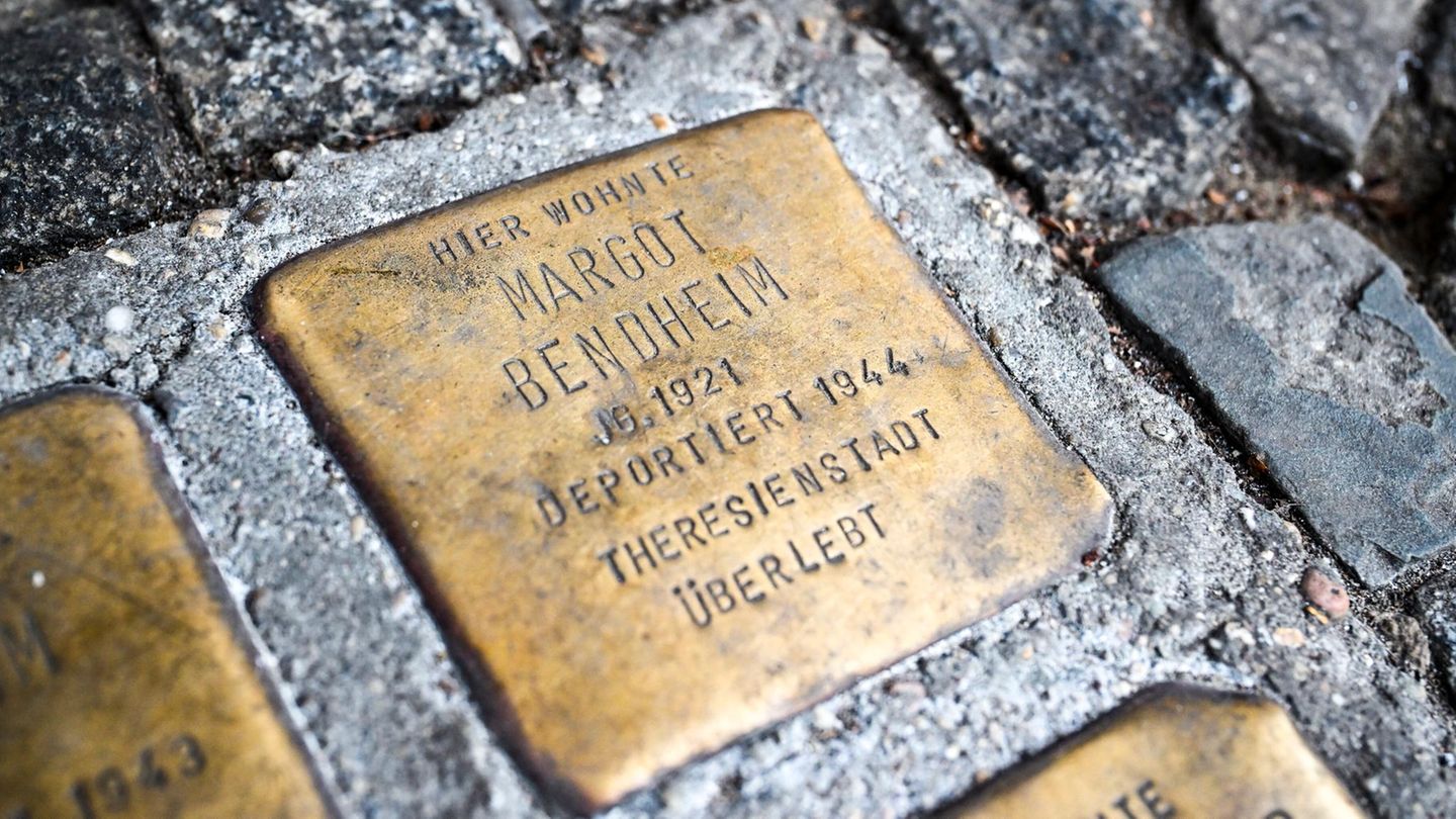 Margot Friedländer, gebürtige Bendheim, hat wie ihre Familie einen Stolperstein vor dem Haus Skalitzer Straße 32 in Kreuzberg erhalten. Dort lebte sie mit Bruder Ralph und Mutter Auguste. Die Eltern waren geschieden. Bruder, Mutter und Vater fanden den Tod im Holocaust, Margot überlebte in Theresienstadt und wanderte in die USA aus