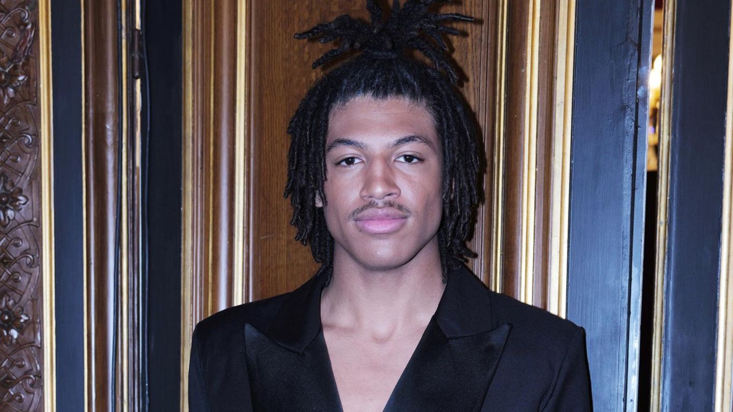 Henry Samuel backstage bei der Lena Erziak Haute Couture Show
