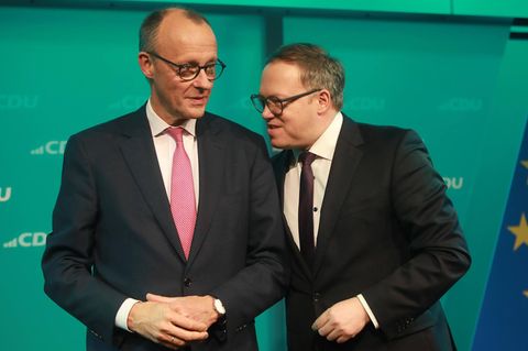 Mehr Geld für Ostdeutschland: Mario Voigt und Friedrich Merz bei einer Wahlkampfveranstaltung