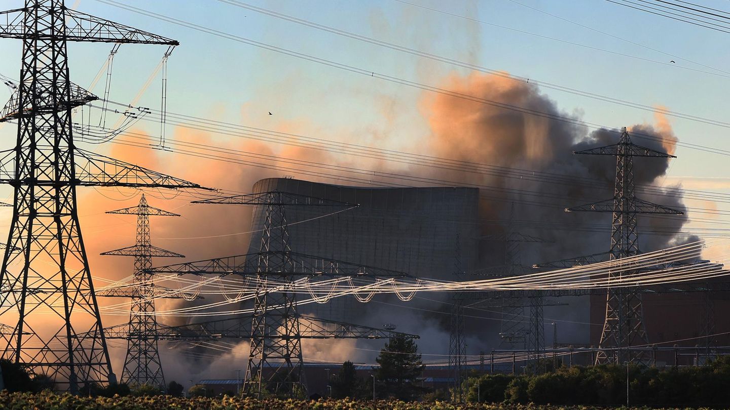 Staub steigt nach einer Sprengung am Atomkraftwerk Grafenrheinfeld auf