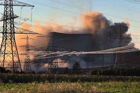 Staub steigt nach einer Sprengung am Atomkraftwerk Grafenrheinfeld auf