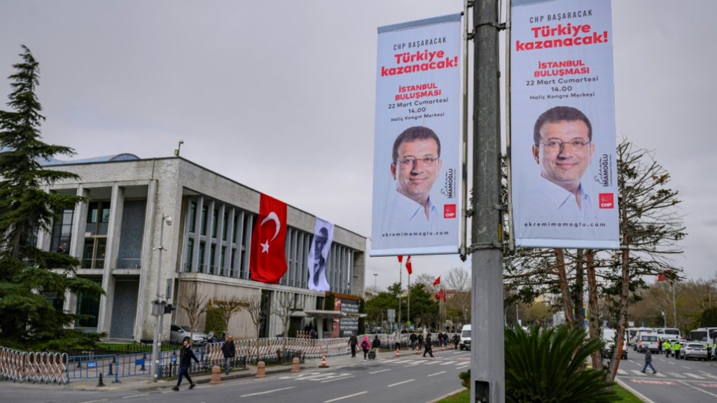 Plakate mit Imamoglus Konterfei