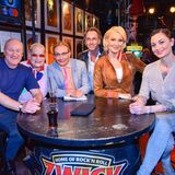 Balder mit Gästen in seiner Kneipe "Zwick" in Hamburg