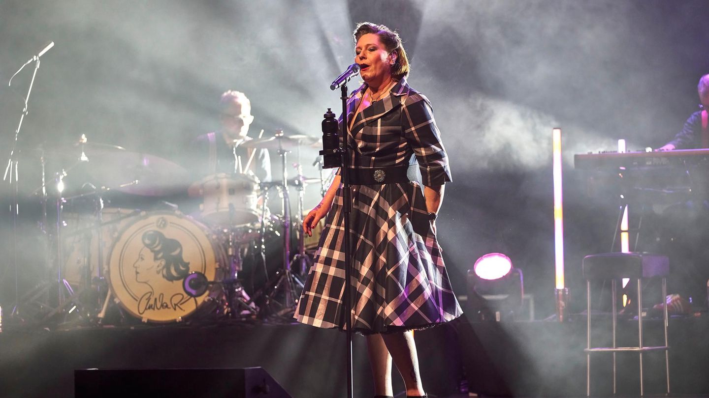 AnNa R. live bei einem Konzert ihrer "König:in"-Tour im Theater am Aegi in Hannover